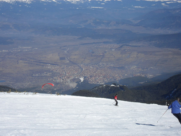 Planinski vrhovi, staze i skijasi u Banskom 16 A.jpg